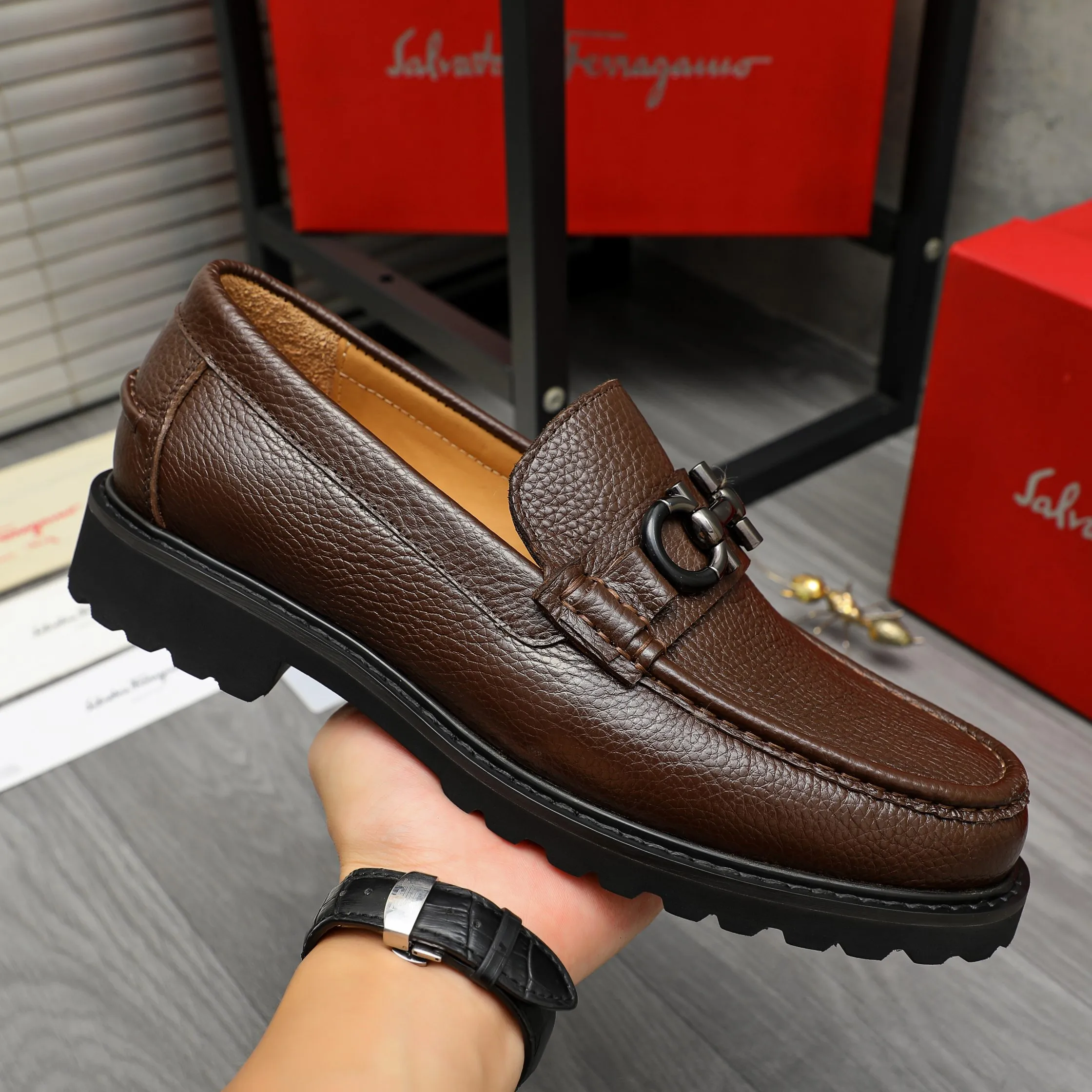 Men's shoes 💰442 Product trademark: Ferragamo "Ferragamo" business formal leather shoes Regular size: 38-46 (45.46 is custom-made and non-returnable) Product materials: Selected pebbled cowhide upper, cowhide lining, non-slip rubber outsole